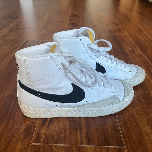 Nike Blazers Mid 77 Sneakers - Picture 1 of 3